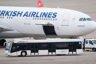 Das Archivbild zeigt ein Flugzeug von Turkish Airlines am Flughafen Hannover.