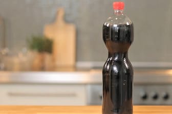 Eine Flasche Cola: Das Getränk ist im Haushalt ein echter Alleskönner.