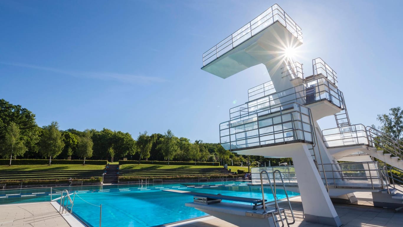 Leeres Freibad (Symbolbild): Kathrin Weßling wünscht sich, dass es im Sommer keine Ausgangssperre gibt.