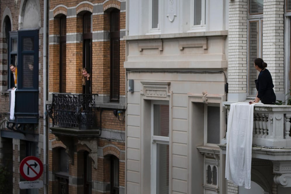 Hausbewohner unterhalten sich auf ihren Balkonen: In der Corona-Krise will die Bundesregierung Mieter durch ein Verbot von Kündigungen schützen.