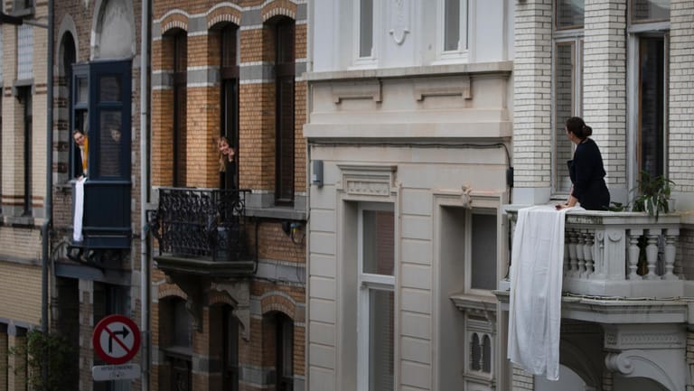 Hausbewohner unterhalten sich auf ihren Balkonen: In der Corona-Krise will die Bundesregierung Mieter durch ein Verbot von Kündigungen schützen.