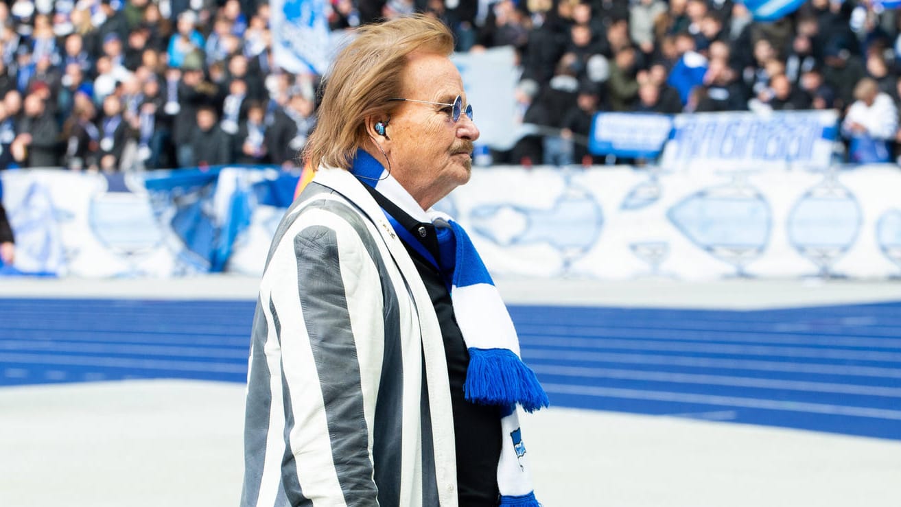 Frank Zander vor einem Hertha-Spiel: Der Sänger singt vor den Heimspielen seine Hymne vor der Ostkurve.