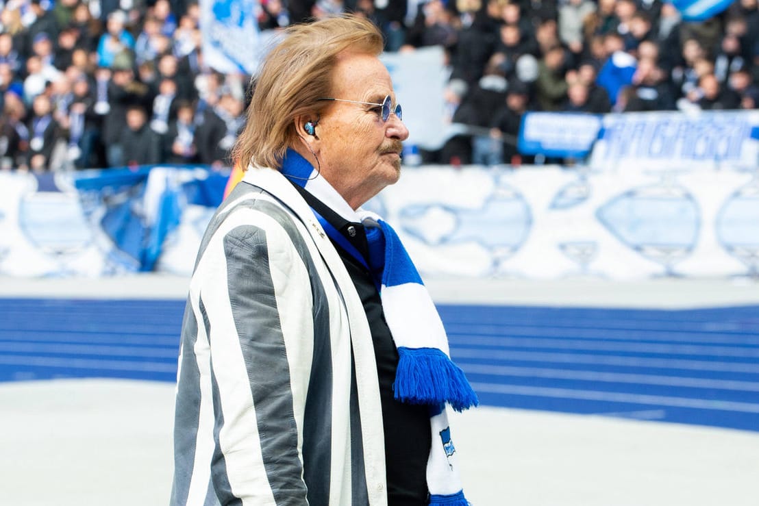 Frank Zander vor einem Hertha-Spiel: Der Sänger singt vor den Heimspielen seine Hymne vor der Ostkurve.