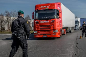 Italienische Polizisten stoppen einen Lkw (Archivbild): Ein deutscher Fahrer berichtet von seinen Erfahrungen im Corona-Krisengebiet Norditaliens.