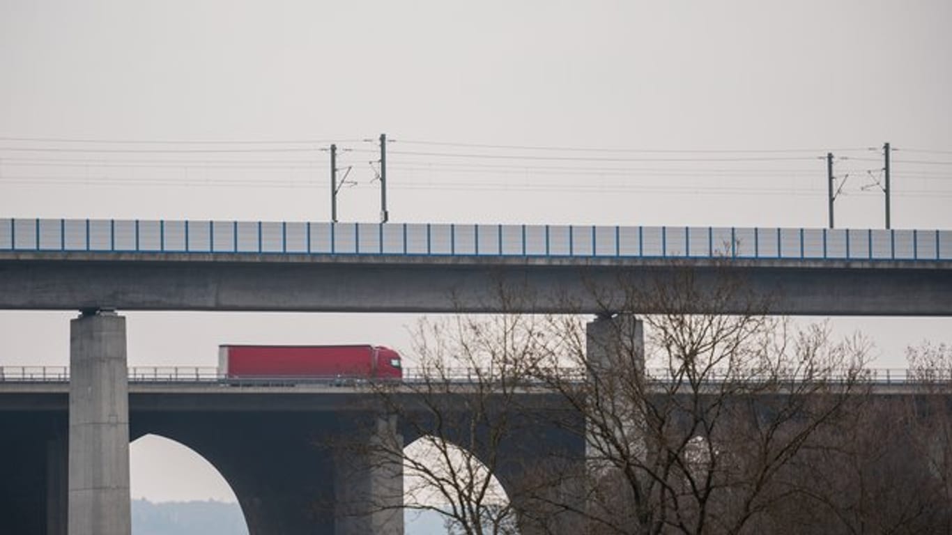 Die Teißtal-Brücke mit der ICE-Strecke (vorne) zwischen Frankfurt und Köln.