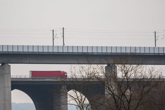 Die Teißtal-Brücke mit der ICE-Strecke (vorne) zwischen Frankfurt und Köln.