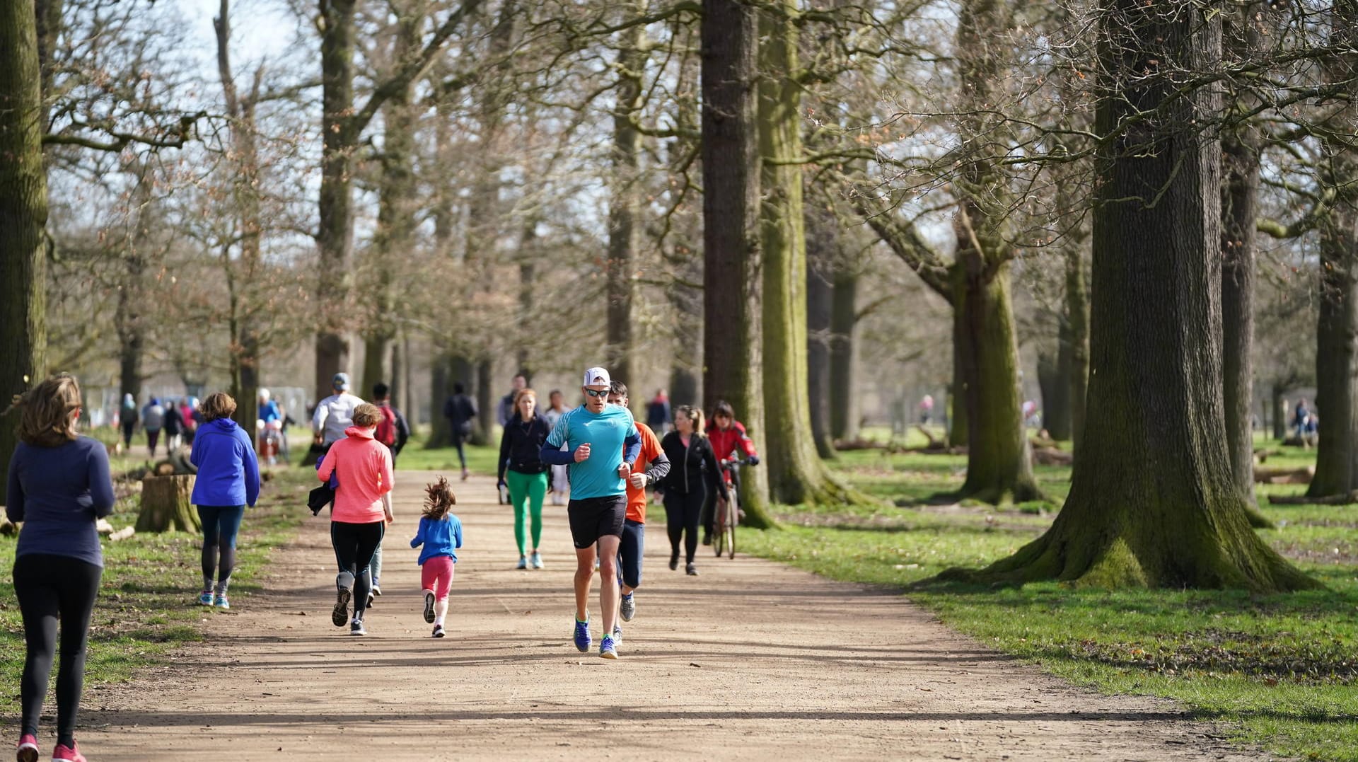 Jogger und Spaziergänger in einem Park: In der Coronavirus-Krise wird laut über Ausgangssperren nachgedacht.