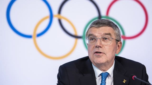 hält das Festhalten an der planmäßigen Austragung der Olympischen Spiele für gerechtfertigt: IOC-Chef Thomas Bach.