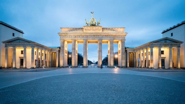 Ein menschenleerer Pariser Platz vor dem Brandenburger Tor in Berlin am Donnerstagabend. Ein menschenleerer Pariser Platz vor dem Brandenburger Tor in Berlin am Donnerstagabend.
