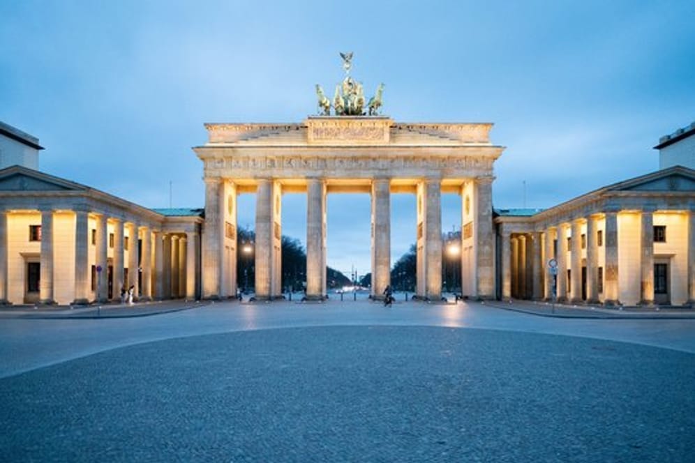 Ein menschenleerer Pariser Platz vor dem Brandenburger Tor in Berlin am Donnerstagabend.