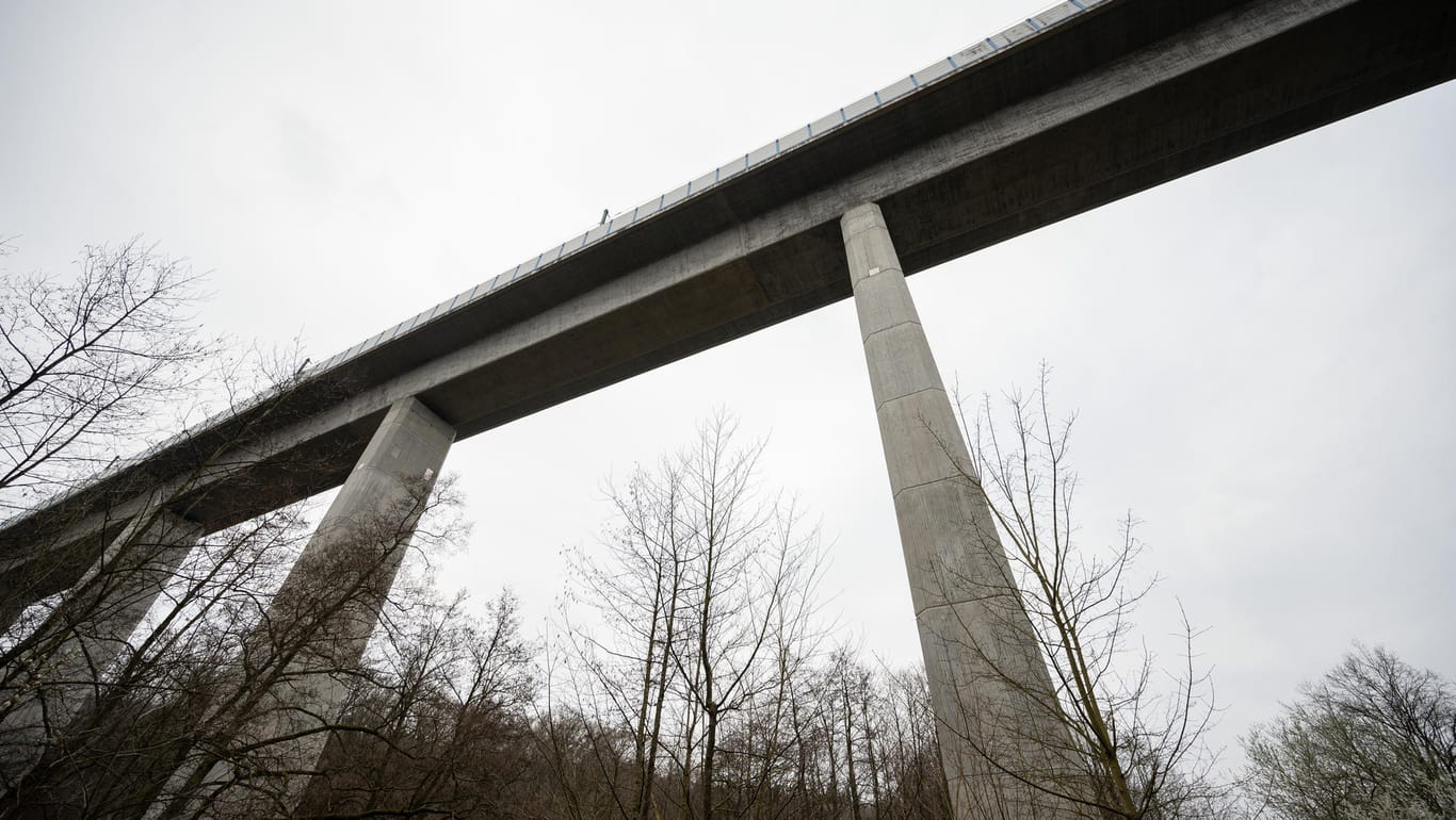 Die Teißtal-Brücke mit der ICE-Strecke: Laut Ermittler hätte ein Zug an der Stelle entgleisen und in die Tiefe stürzen können.