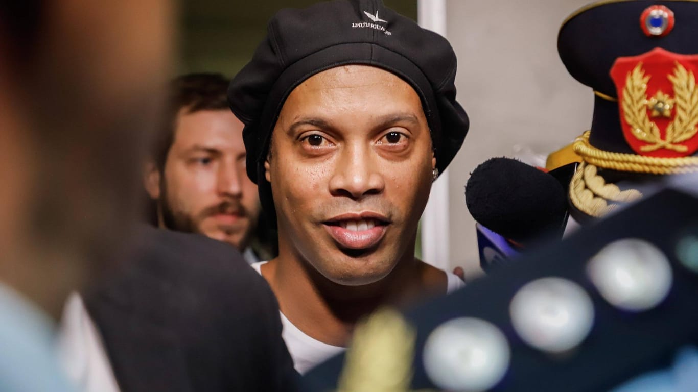 In Haft: Ronaldinho nach einem Termin im Gerichtsgebäude der paraguayischen Hauptstadt Asuncion.