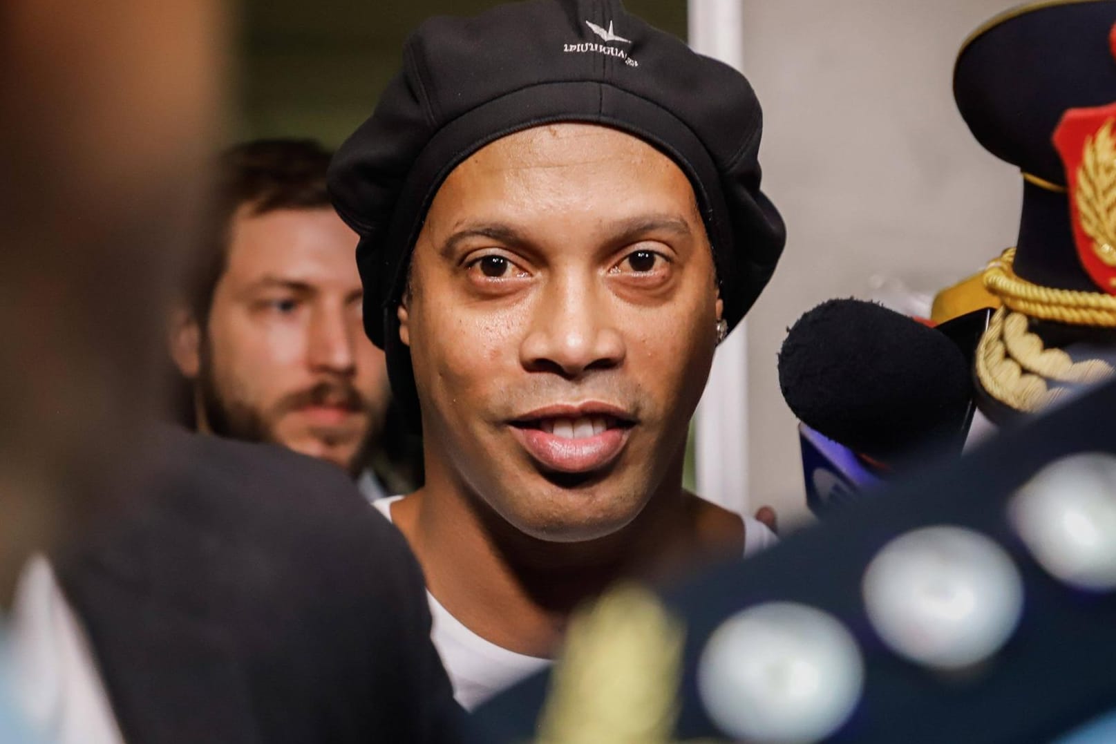 In Haft: Ronaldinho nach einem Termin im Gerichtsgebäude der paraguayischen Hauptstadt Asuncion.