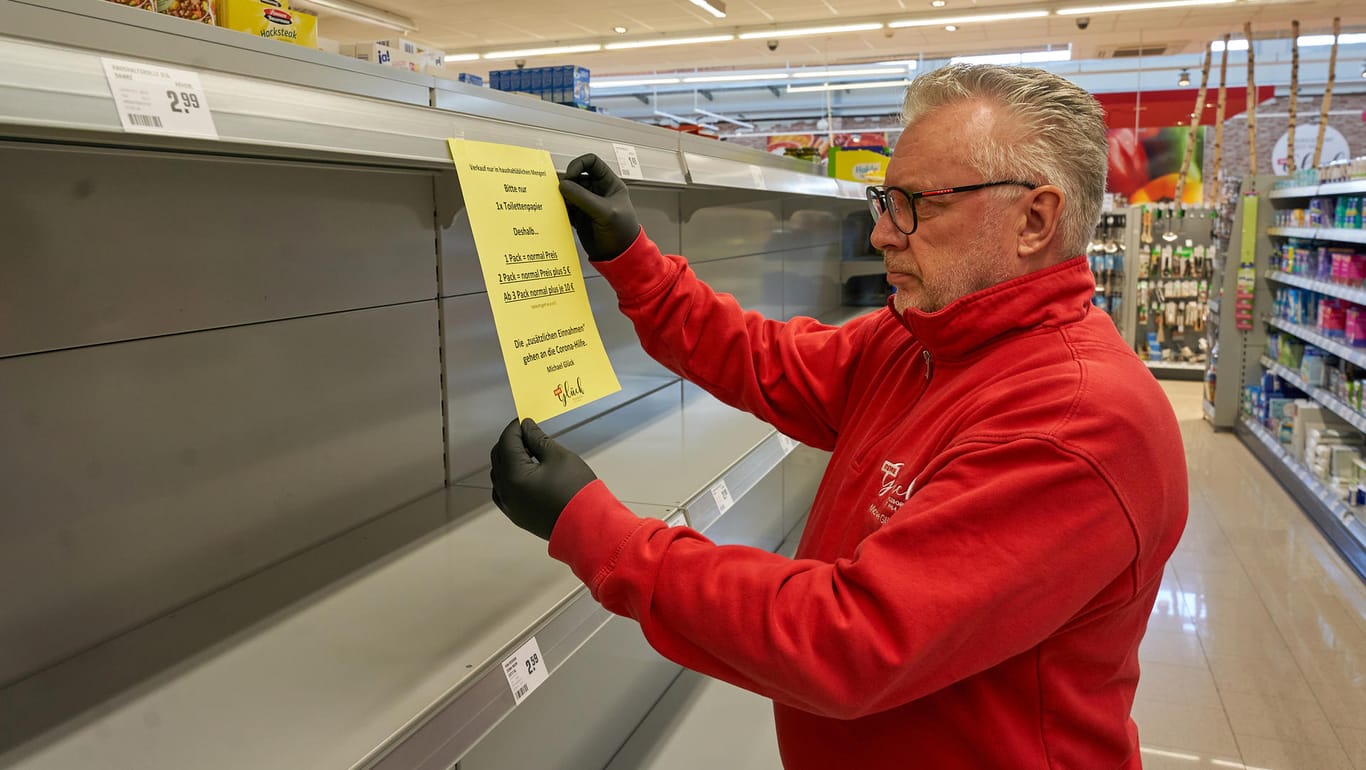 Spende fällig: Supermarktbetreiber Michael Glück geht mit einer ungewöhnlichen Aktion gegen Hamsterkäufe vor.