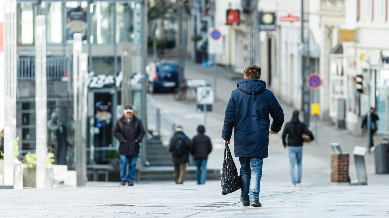 Menschen in der Hamburger Innenstadt: Auch in der Hansestadt gelten viele Ausgangsbeschränkungen.