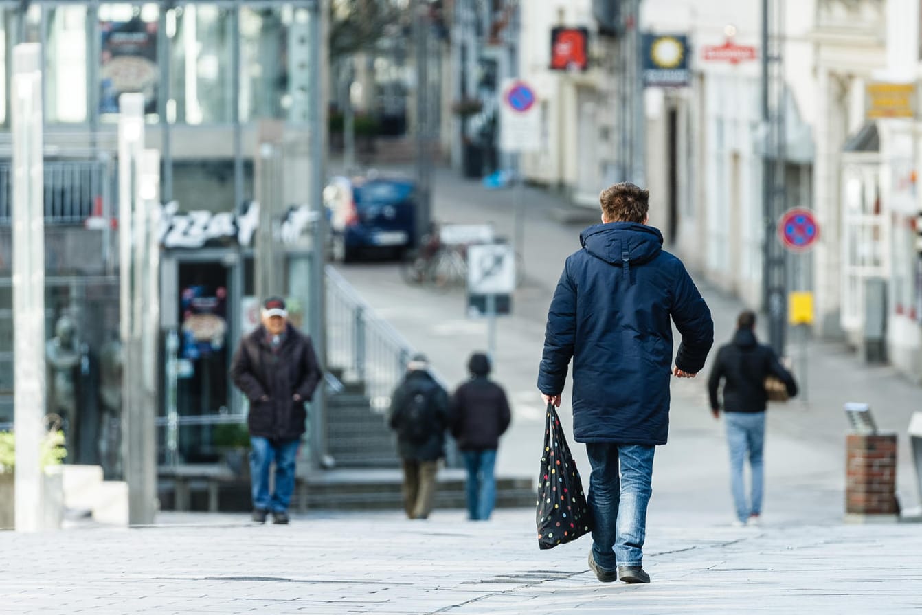 Menschen in der Hamburger Innenstadt: Auch in der Hansestadt gelten viele Ausgangsbeschränkungen.