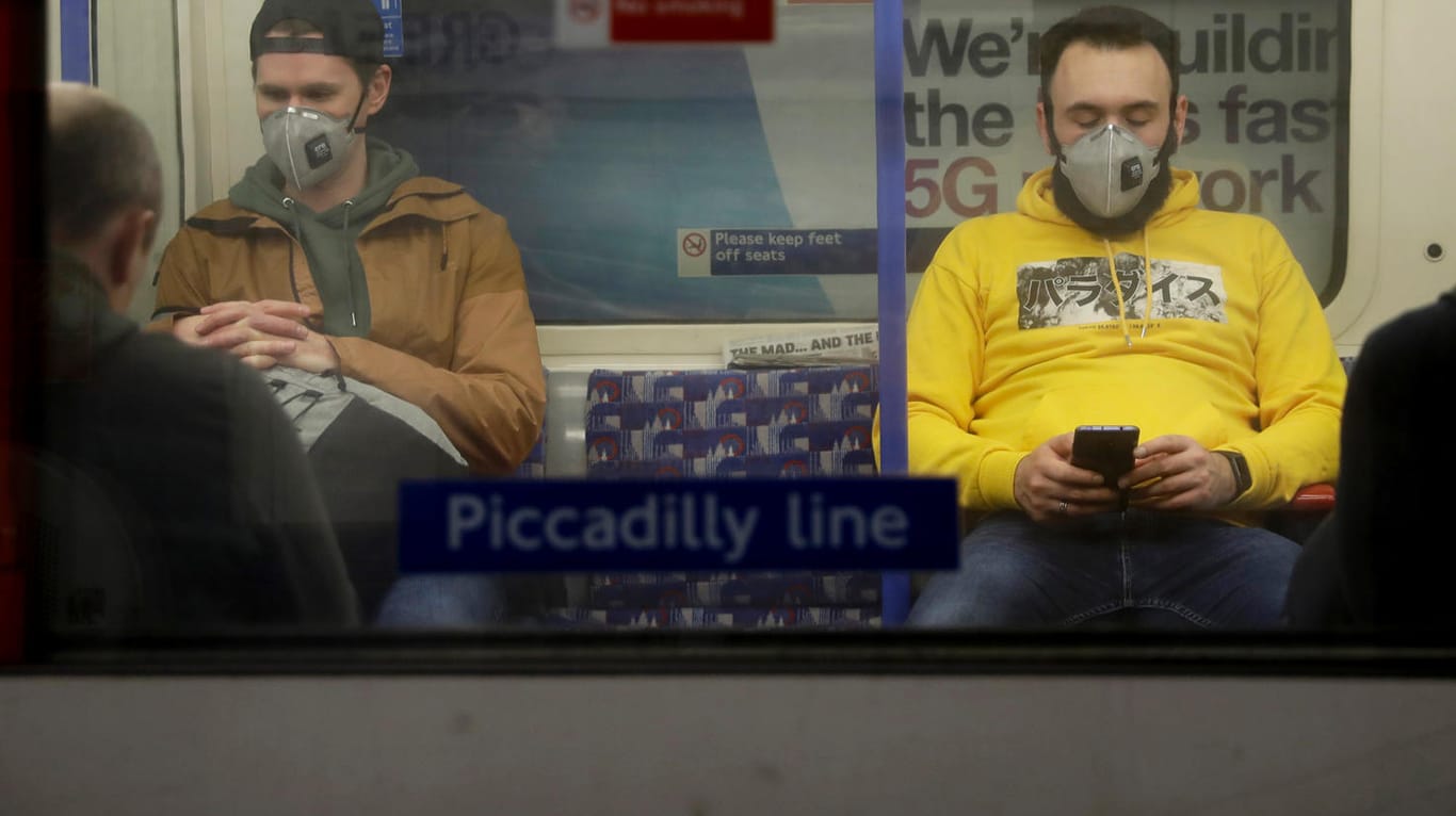 Menschen mit Schutzmasken in der Londoner U-Bahn: Kaum ein Land in Europa ist so schlecht für die Corona-Krise gewappnet wie Großbritannien.