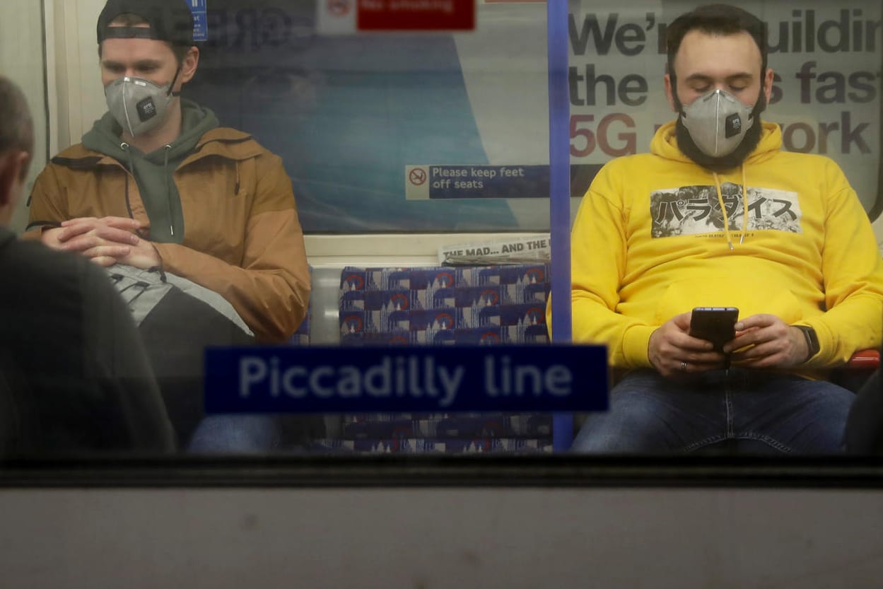 Menschen mit Schutzmasken in der Londoner U-Bahn: Kaum ein Land in Europa ist so schlecht für die Corona-Krise gewappnet wie Großbritannien.