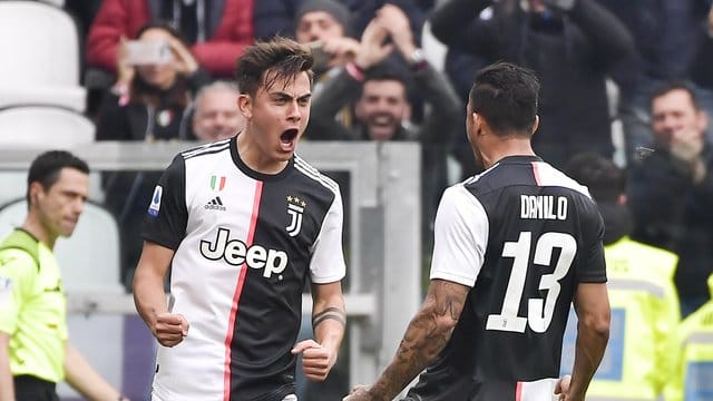 Paulo Dybala (l) wurde positiv auf das Coronavirus getestet.