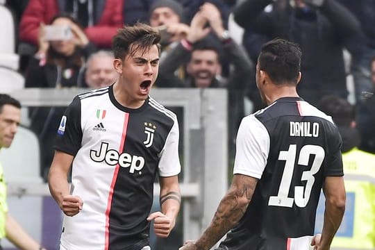 Paulo Dybala (l) wurde positiv auf das Coronavirus getestet.