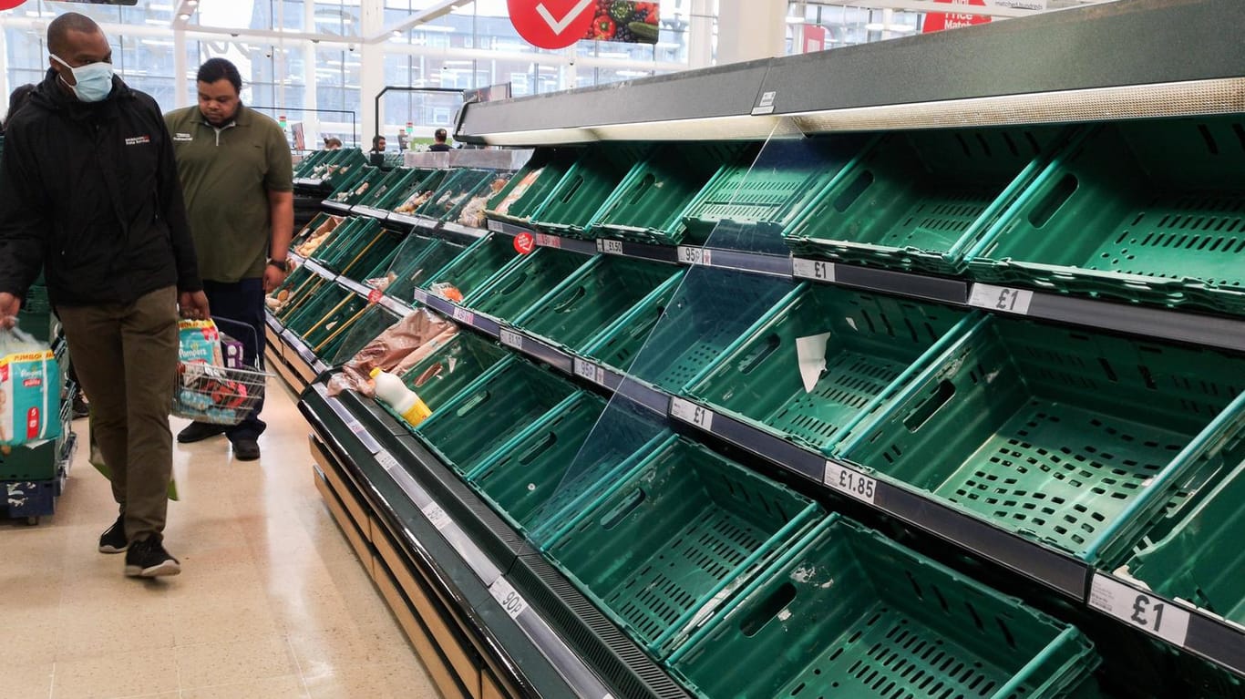 Auch in Großbritannien stehen Menschen vor leeren Supermarktregalen, wie hier in London.