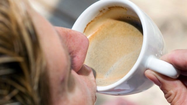 Für den Kaffee zum Frühstück oder einen Espresso zwischendurch greifen die Verbraucher in Deutschland tief in die Tasche.