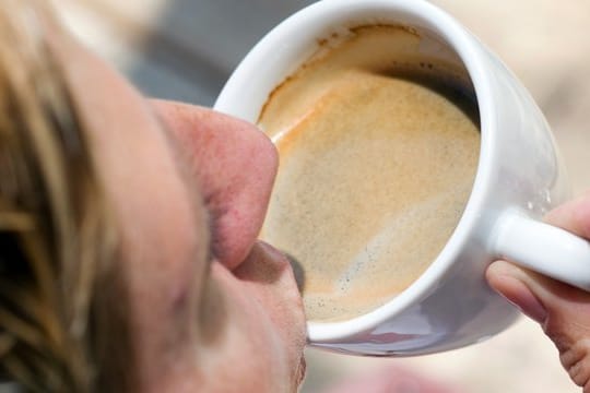 Für den Kaffee zum Frühstück oder einen Espresso zwischendurch greifen die Verbraucher in Deutschland tief in die Tasche.