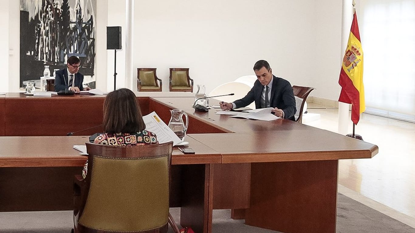 Maximaler Abstand: Ministerpräsident Pedro Sánchez bei einem Corona-Meeting der spanischen Regierung.