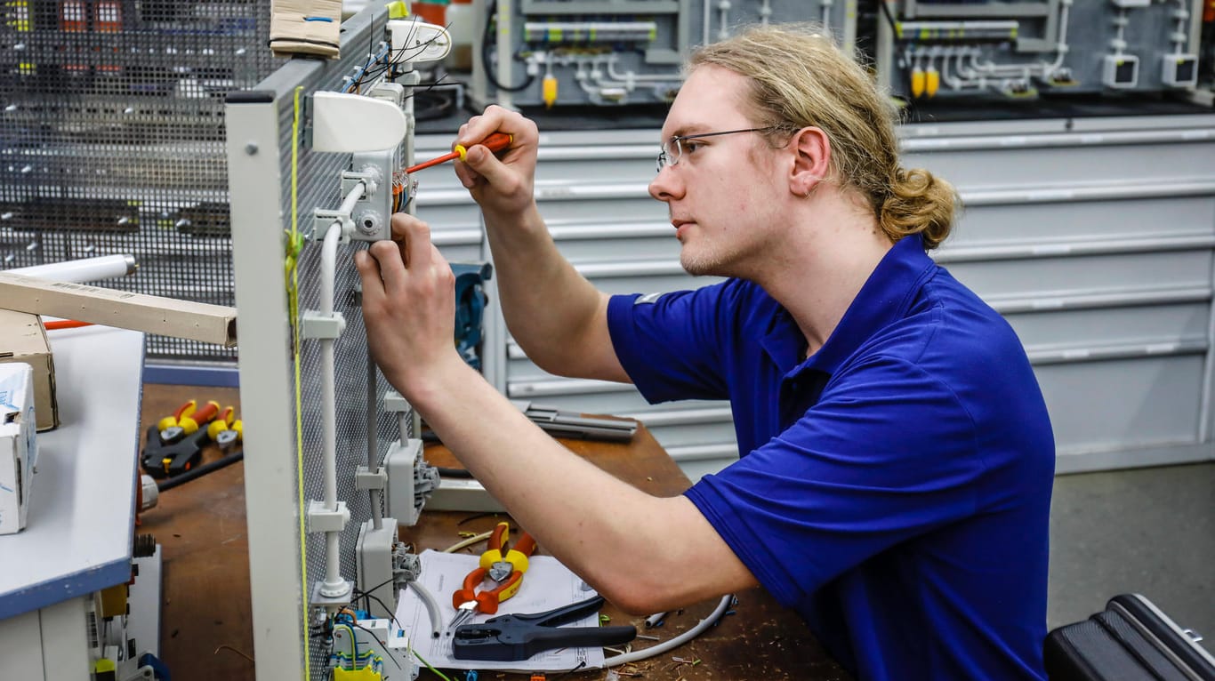 Ein Elektriker-Azubi: Im Handwerk könnten viele Betriebe wegen der Ausbreitung des Coronavirus insolvent gehen.