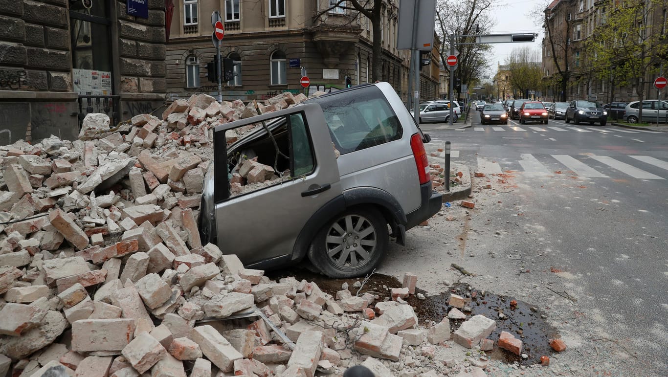 Ein zerstörtes Auto: Die Erdbeben erschütterten die kroatische Hauptstadt innerhalb kürzester Zeit.