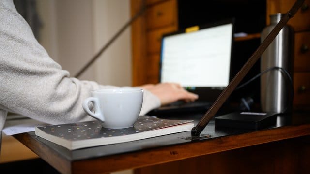 Eine Frau bei der Arbeit im Homeoffice. Eine Frau bei der Arbeit im Homeoffice.
