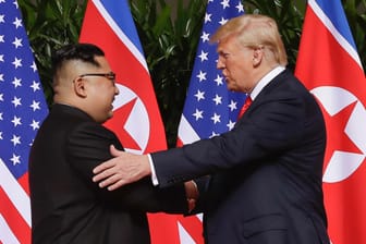 US-Präsident Donald Trump schüttelt dem nordkoreanischen Machthaber Kim Jong Un die Hand: Wann Kim den Brief erhielt, war unklar.