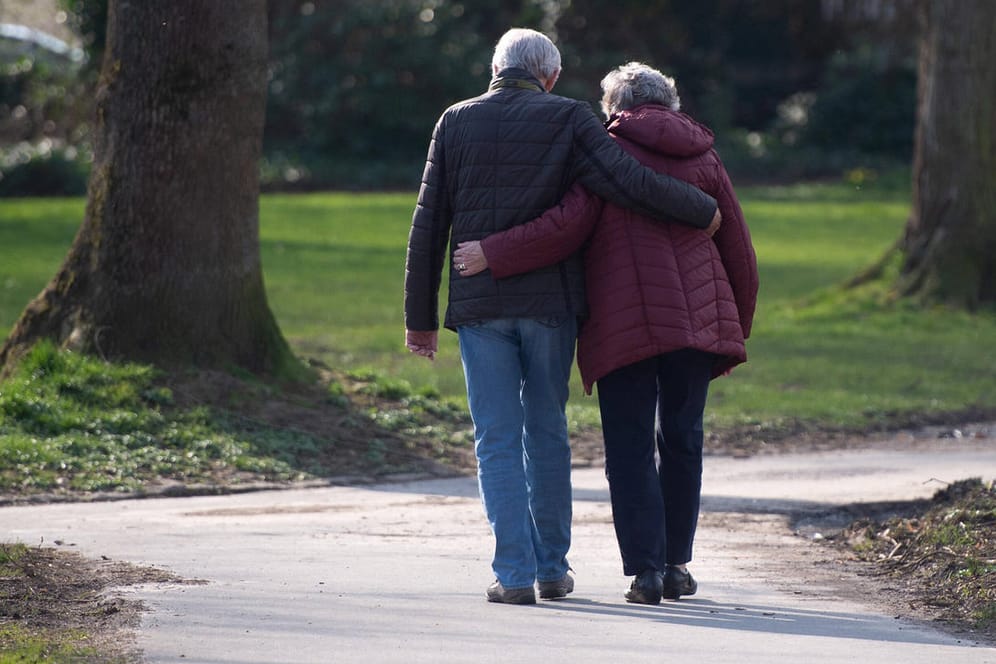 Eine ältere Frau und ein älterer Herr: Die Rentenkommission will einem Medienbericht zufolge neue Beamte gesetzlich versichern lassen.