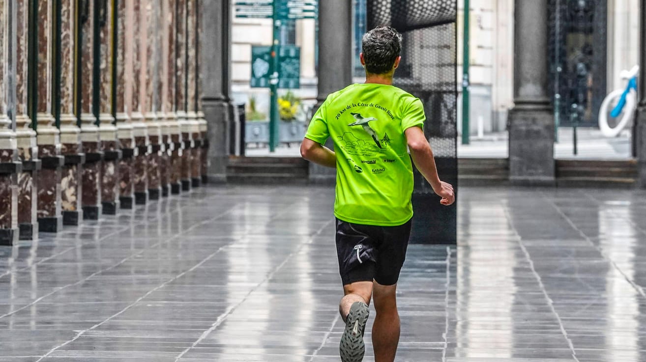 Ein Mann trainiert alleine (Symbolbild): In Frankreich ist ein Hobbyläufer auf seinem Balkon einen Marathon gelaufen.