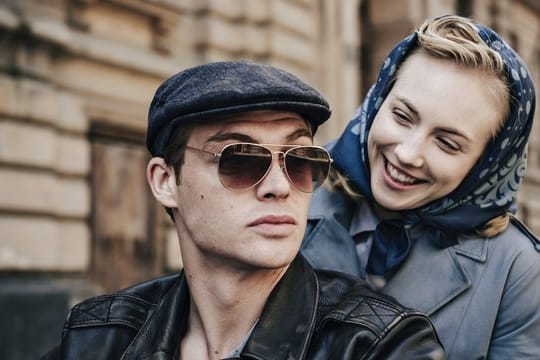Sie sind verliebt: Ulla (Elisa Schlott) und Tommy (David Schütter).