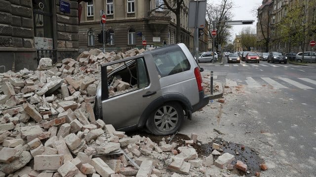 In der kroatischen Hauptstadt Zagreb ist ein Auto von herabfallenden Trümmern zerquetscht worden. In der kroatischen Hauptstadt Zagreb ist ein Auto von herabfallenden Trümmern zerquetscht worden.