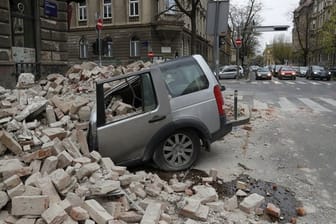 In der kroatischen Hauptstadt Zagreb ist ein Auto von herabfallenden Trümmern zerquetscht worden.