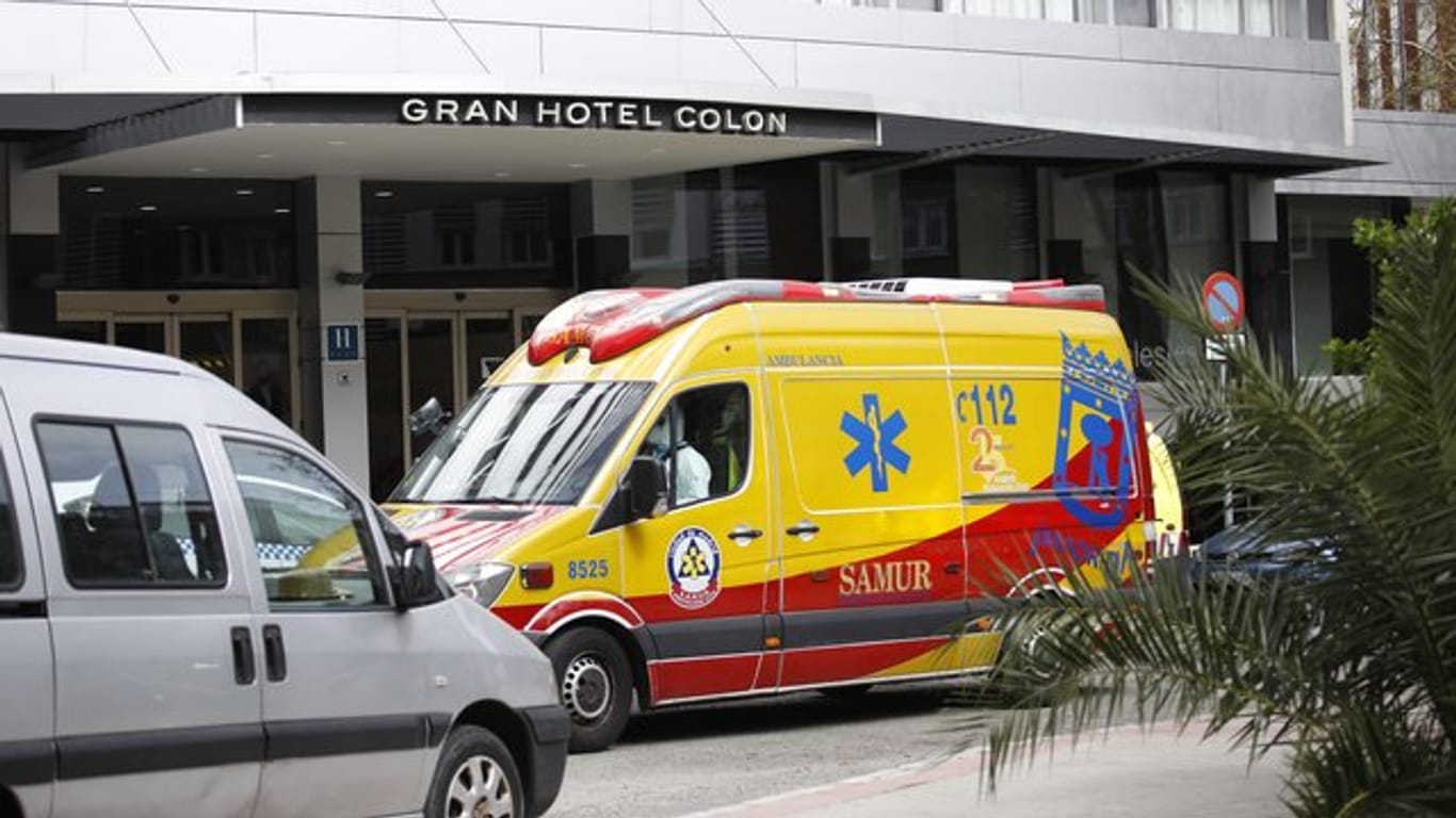 Ein Krankenwagen vor dem Hotel Colon in Madrid.