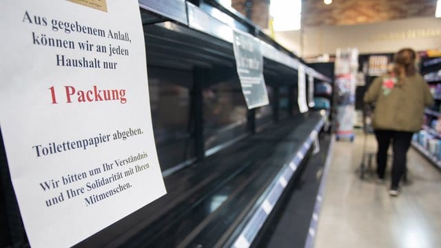 Wegen der Hamsterkäufe ist vor allem Klopapier in einigen Supermärkten nicht mehr verfügbar. Wegen der Hamsterkäufe ist vor allem Klopapier in einigen Supermärkten nicht mehr verfügbar.