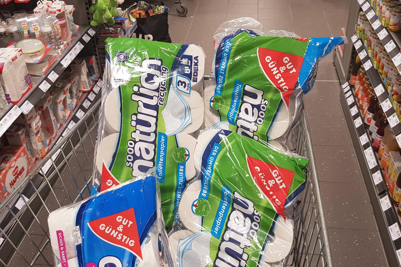 Hamsterkauf im Supermarkt: Besonders Toilettenpapier ist in den Einkaufswägen zu finden.