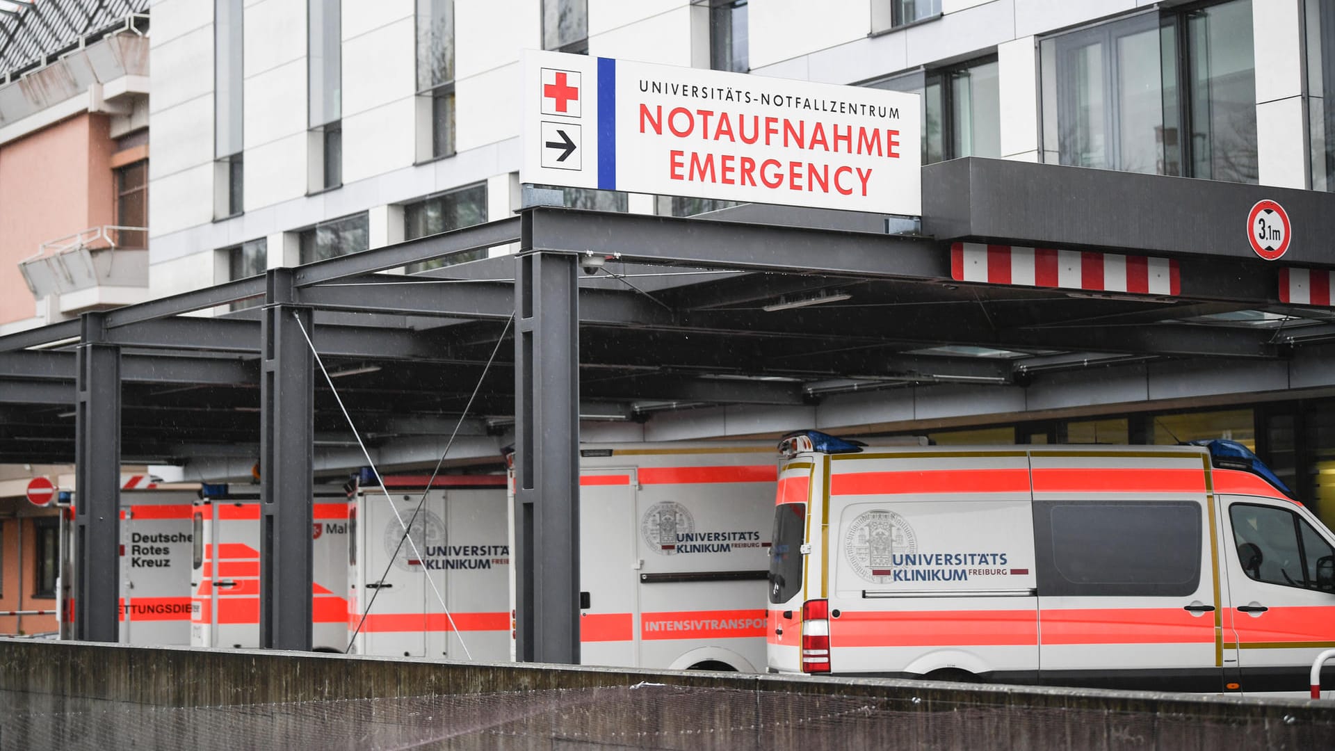 Notaufnahme der Universitätsklinik Freiburg: Das Krankenhaus nimmt zunächst zwei Patienten aus Frankreich auf. (Archivbild)