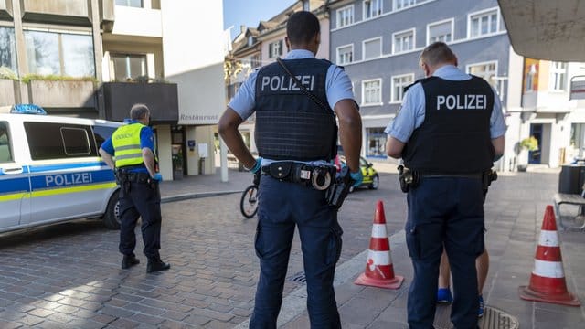 Grenzkontrollen durch deutsche und schweizerischer Beamte am Grenzuebergang in Rheinfelden. Grenzkontrollen durch deutsche und schweizerischer Beamte am Grenzuebergang in Rheinfelden.