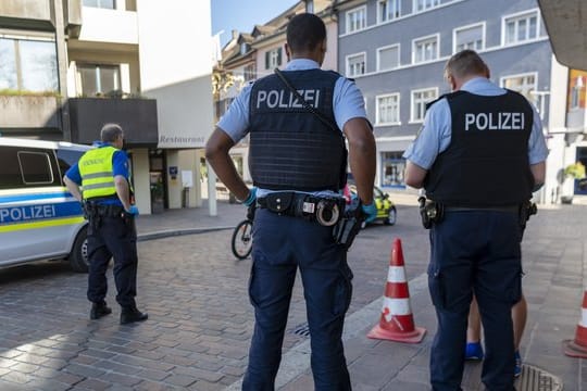 Grenzkontrollen durch deutsche und schweizerischer Beamte am Grenzuebergang in Rheinfelden.