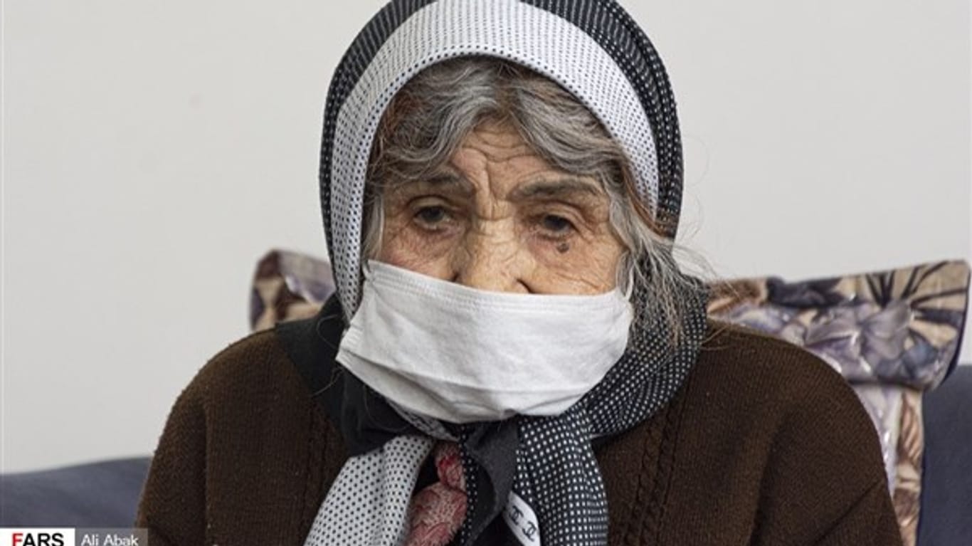 Kleine Erfolgsgeschichte im Iran: Khavar Ahmadi soll mit fast 104 Jahren die älteste Patientin sein, die die Erkrankung überwunden hat.