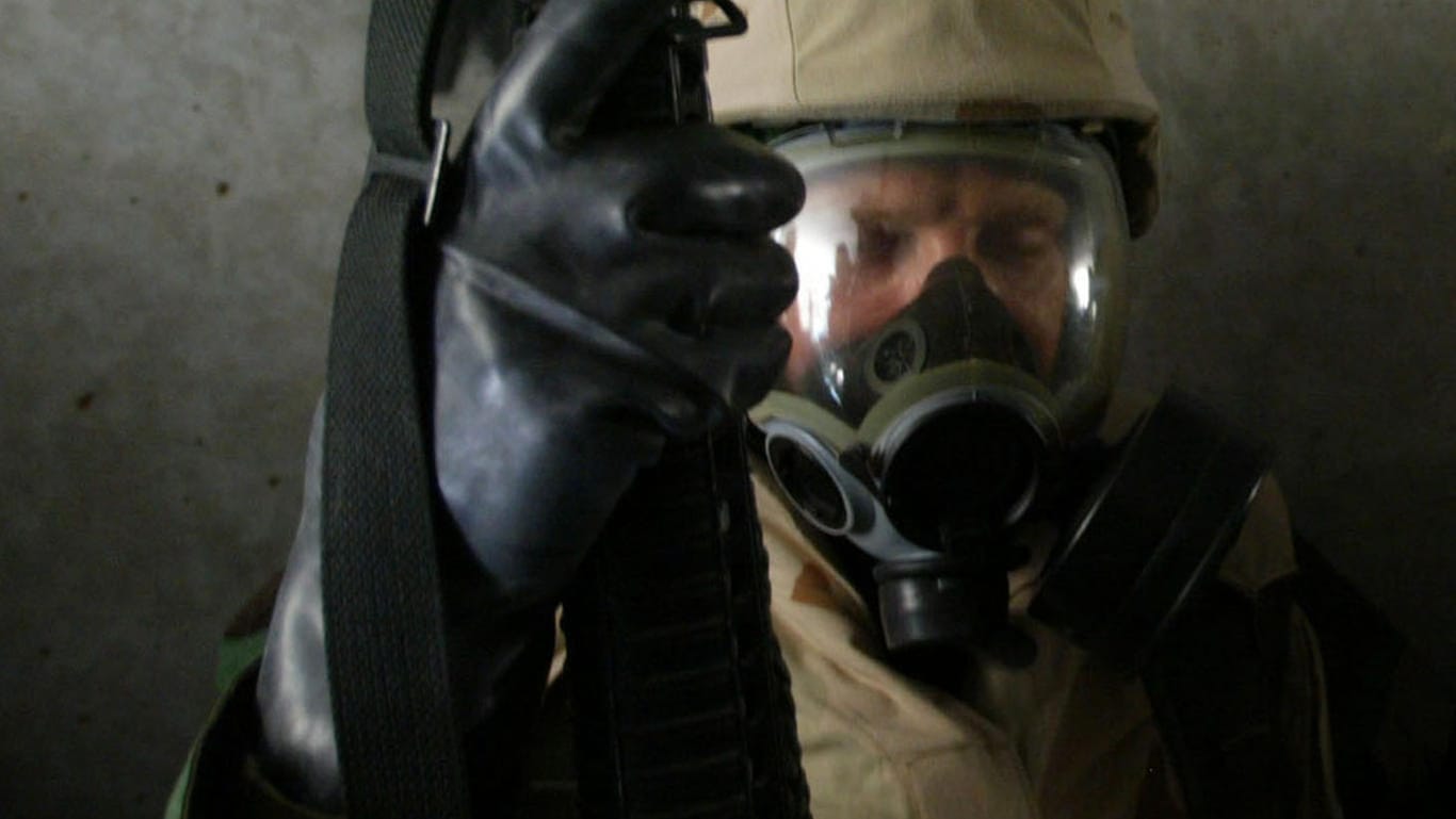 Ein US-Soldat in ABC-Schutzausrüstung (Archivbild): Iranische Offizielle hatten das Gerücht gestreut, das Coronavirus sei eine biologische Waffe der USA.