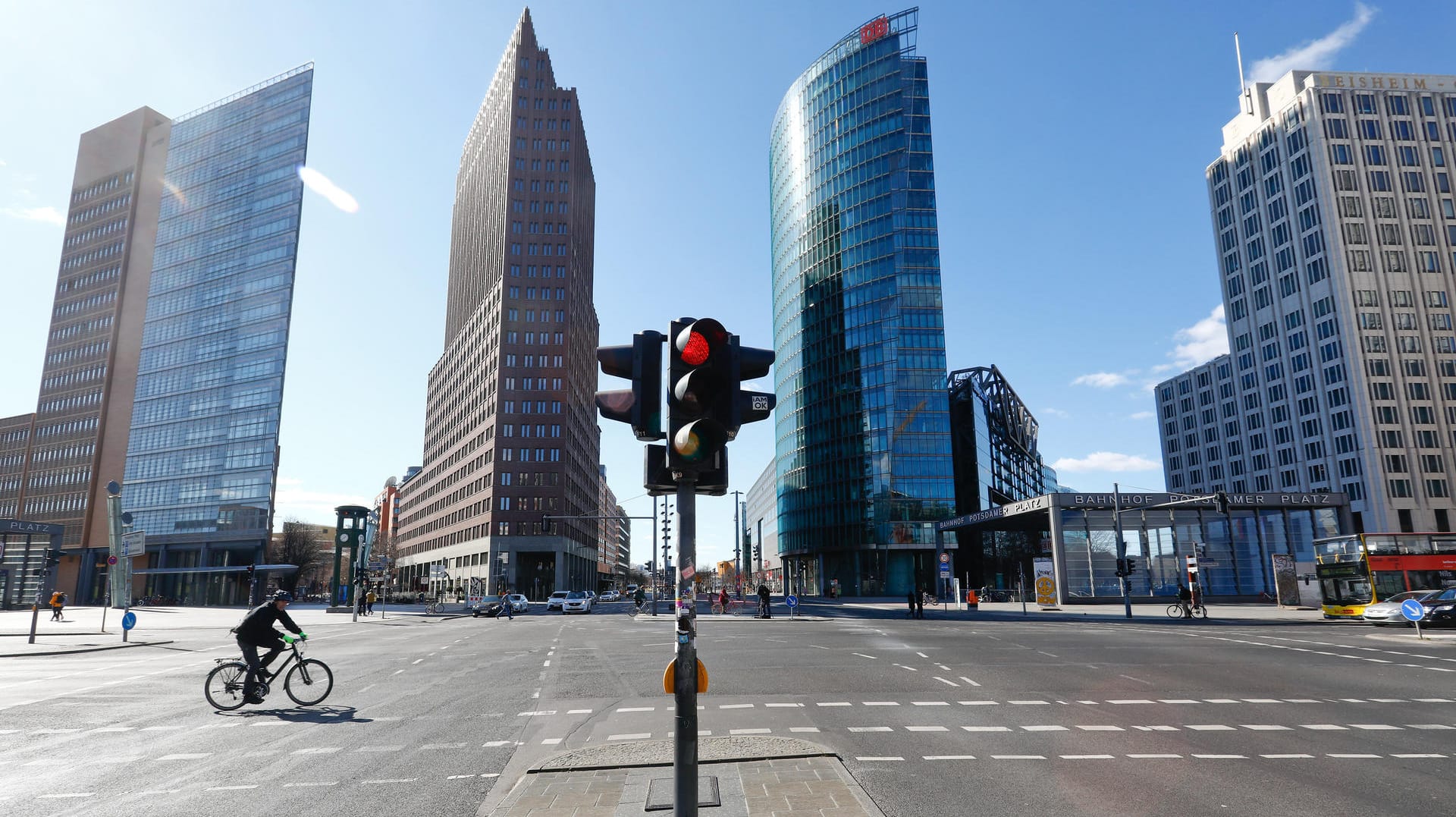 Leere in Berlin: Ein Radfahrer rollt über die Kreuzung am Potsdamer Platz, wo nur sehr wenige Menschen unterwegs sind.