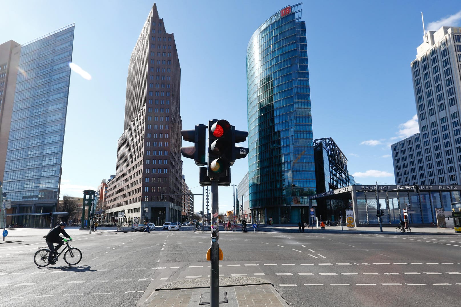 Leere in Berlin: Ein Radfahrer rollt über die Kreuzung am Potsdamer Platz, wo nur sehr wenige Menschen unterwegs sind.