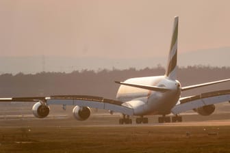 Ein Airbus A380 von Emirates auf dem Frankfurter Flughafen: Die Airline stellt ihre Passagierflüge ein.