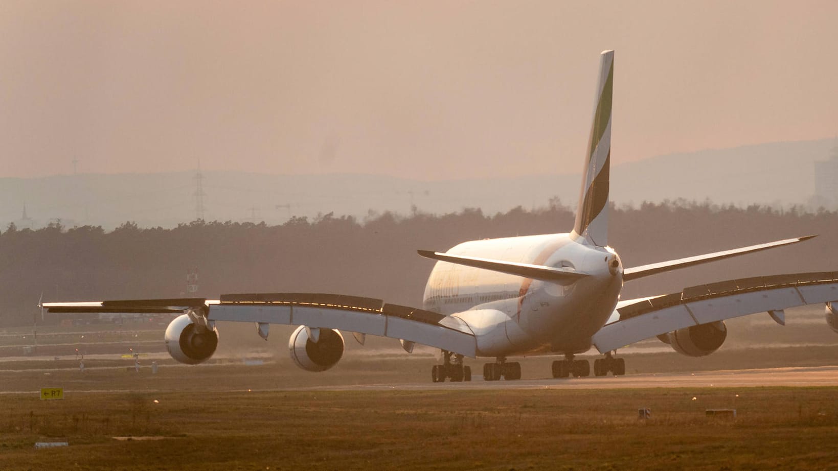 Ein Airbus A380 von Emirates auf dem Frankfurter Flughafen: Die Airline stellt ihre Passagierflüge ein.