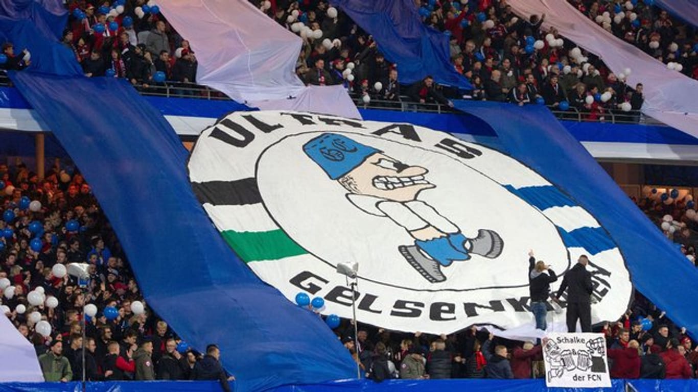 Fans des FC Schalke 04 haben sich in der Corona-Krise einen besonderen Lieferservice ausgedacht.